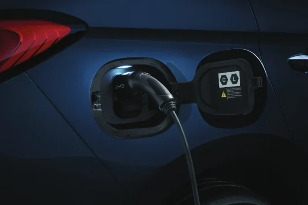 BYD-M6-Pengisian-Daya-Cepat